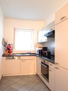 Η κουζίνα ή μικρή κουζίνα στο Birkmaase 14 - Komfort FeWo im 4-Sterne-Ferienhaus Anselm EG +6 φωτογραφίες