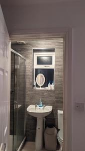 une salle de bain avec un lavabo, une douche et des toilettes dans l'établissement Shared stay apartment, à Croydon