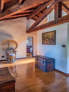 ein Zimmer mit einem Tisch, einem Stuhl und einer Truhe in der Unterkunft La Torre della Casaforte Bergum alle porte di Cividale del Friuli in Cividale del Friuli