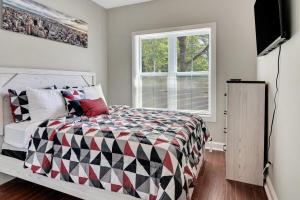 Ένα ή περισσότερα κρεβάτια σε δωμάτιο στο Elegant 4 bedroom with Private Backyard Downtown ATL