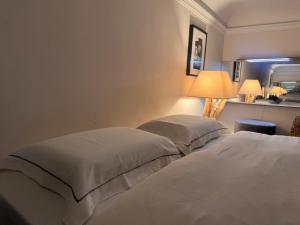 a hotel room with two beds and a lamp at queen 24 in Taranto