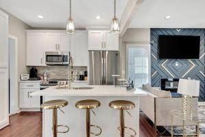 Η κουζίνα ή μικρή κουζίνα στο Elegant 4 bedroom with Private Backyard Downtown ATL