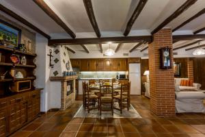 eine Küche und ein Esszimmer mit Tisch und Stühlen in der Unterkunft Inmyhome Country House Monachil in Granada + 90 Fotos
