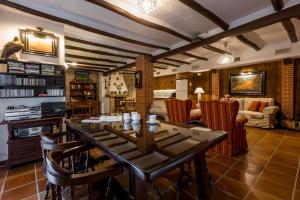 ein Wohnzimmer mit Tisch und Stühlen in der Unterkunft Inmyhome Country House Monachil in Granada