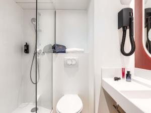 パリにあるイビス パリ ポルト ドゥ モントルイユのトイレとシャワー付きのバスルーム