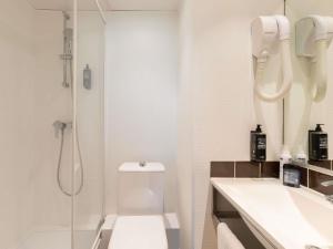 パリにあるイビス パリ ポルト ドゥ モントルイユのシャワー、トイレ、洗面台を備えたバスルーム