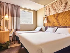 パリにあるイビス パリ ポルト ドゥ モントルイユのベッドが2つと窓があるホテルの部屋 +63枚の写真