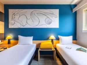 Postel nebo postele na pokoji v ubytování ibis Paris Porte de Montreuil + 59 fotografií