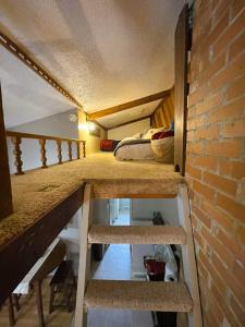 Una pequeña habitación con una cama en un loft. en Bluffside Chalet Suite, en McGregor