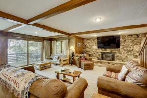 Posezení v ubytování Lakeside Northwoods Retreat Dock, Deck, Fire Pit!