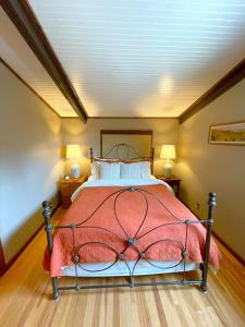 Un dormitorio con una cama grande en una habitación. en Bluffside Chalet Suite, en McGregor