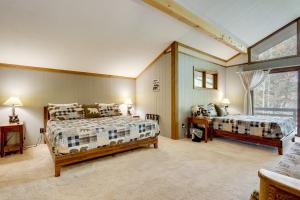 Postel nebo postele na pokoji v ubytování Lakeside Northwoods Retreat Dock, Deck, Fire Pit!