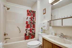 Koupelna v ubytování Lakeside Northwoods Retreat Dock, Deck, Fire Pit! + 22 fotografií