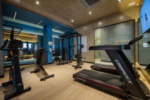 un gimnasio con varias cintas de correr y una cinta de correr en ibis Navegantes Itajai, en Itajaí
