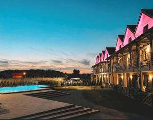 a building with a pool in front of it at Apartament KOJA in Rewal