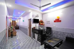 a lobby with a waiting room with a hair salon at Hotel O Plus One Hotel Residency in New Delhi