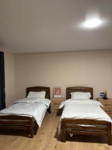 Ένα ή περισσότερα κρεβάτια σε δωμάτιο στο RedLine Hostel & Pool bar +16 φωτογραφίες