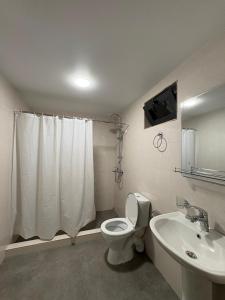 Ένα μπάνιο στο RedLine Hostel & Pool bar