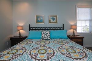 a bedroom with a bed with two night stands and two lamps at Suite Caroline in Edisto Island