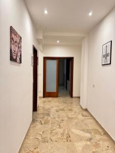 een hal met witte muren en een tegelvloer bij Urban stay b&b in Arezzo +16 foto's