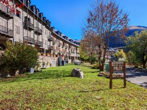 ein Schild im Gras vor einem Gebäude in der Unterkunft Ambiente cálido y luminoso- Confort rústico - Falcó 5 in Pla de l'Ermita