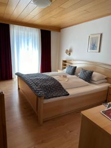 ein Schlafzimmer mit einem großen Bett vor einem Fenster in der Unterkunft Grunen Baum - Vöran in Vöran + 16 Fotos