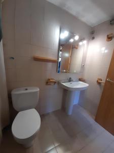 ein Badezimmer mit Toilette und Waschbecken in der Unterkunft Ambiente cálido y luminoso- Confort rústico - Falcó 5 in Pla de l'Ermita + 8 Fotos