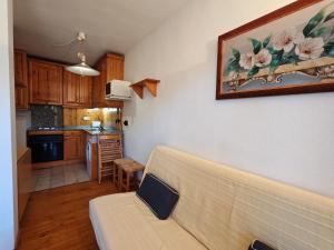 ein Wohnzimmer mit Couch und Küche in der Unterkunft Ambiente cálido y luminoso- Confort rústico - Falcó 5 in Pla de l'Ermita