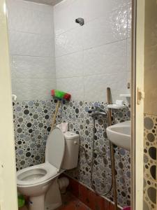 un baño con inodoro y lavabo en Medina Tangier, en Tánger