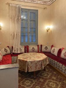 una sala de estar con un sofá y una mesa en Medina Tangier, en Tánger