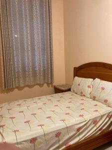 Un dormitorio con una cama con flores. en Medina Tangier, en Tánger
