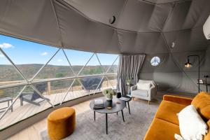 Posezení v ubytování Catskills Glamping at 'The Deer Dome' in Franklin