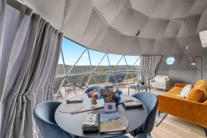 Posezení v ubytování Catskills Glamping at 'The Deer Dome' in Franklin