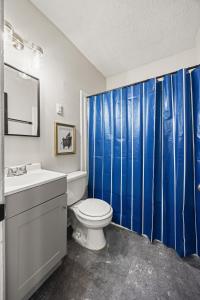 Koupelna v ubytování 7 Min To Downtown, Firepit, Bourbon Trail, HorsePark + 30 fotografií