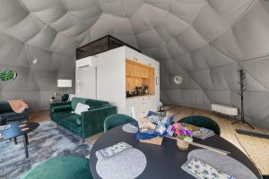 Posezení v ubytování Glamping Getaway at 'The Coyote Dome' in Franklin