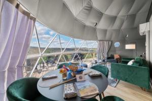 Posezení v ubytování Glamping Getaway at 'The Coyote Dome' in Franklin