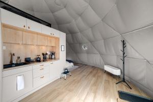 Kuchyň nebo kuchyňský kout v ubytování Glamping Getaway at 'The Coyote Dome' in Franklin + 27 fotografií