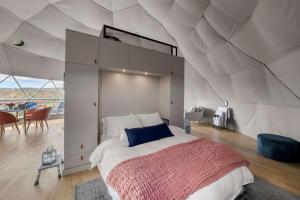 Ένα ή περισσότερα κρεβάτια σε δωμάτιο στο 'The Bear Dome' with Barrel Hot Tub in Franklin