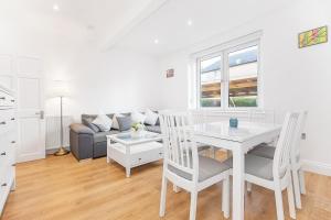 Posezení v ubytování Private Hot Tub - Zen & Bubbles