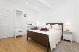 Postel nebo postele na pokoji v ubytování Private Hot Tub - Zen & Bubbles