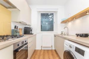 Private Hot Tub - Zen & Bubbles في إدنبرة: مطبخ مع حوض وموقد الفرن العلوي +6 صور