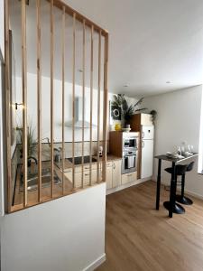 een keuken met witte kasten en een tafel bij L'Oxygène -400m de la gare in Saint-Brieuc +3 foto's