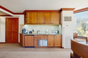 eine Küche mit Holzschränken und einem großen Fenster in der Unterkunft Resort at Squaw Creek's 560 & 558 in Olympic Valley