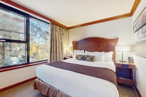 ein Hotelzimmer mit einem Bett und einem Fenster in der Unterkunft Resort at Squaw Creek's 560 & 558 in Olympic Valley + 24 Fotos