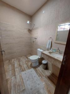 a bathroom with a toilet and a sink at Quinta Los Castillos in Itá