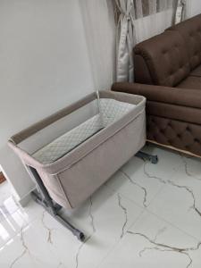 Una bandeja sobre un carrito en una sala de estar junto a un sofá en Korca Apartament Koci, en Korçë
