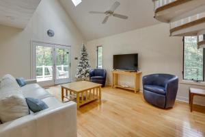 TV a/nebo společenská místnost v ubytování Lake Access, Tranquil Acreage Farnham Cottage