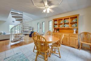 Posezení v ubytování Lake Access, Tranquil Acreage Farnham Cottage