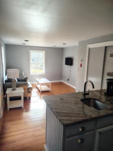 TV a/nebo společenská místnost v ubytování Pomfret Cottage