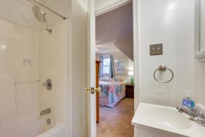 Koupelna v ubytování Lake Access, Tranquil Acreage Farnham Cottage + 19 fotografií